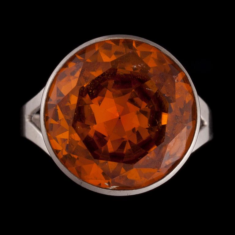 RING, silver, orange syntetisk safir. Pele-Kulta, Åbo 1969.