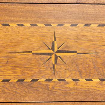 A gate-leg table, first half/mid 20th century.