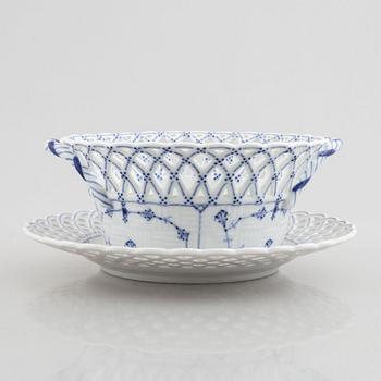 A 'Blue Fluted' / 'Musselmalet' porcelain fruit basket with stand, Royal Copenhagen, 19th century.