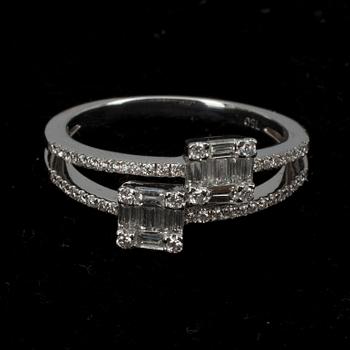 RING, vitguld 18K. Baguette- och briljantslipade diamanter tot. ca 0.52 ct. Paino 4,3 g.