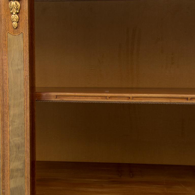 A DISPLAY CABINET, gustavian style, signed with label: "Gustaf L Sahlholm Snickare i Stockholm 25/5 1910".