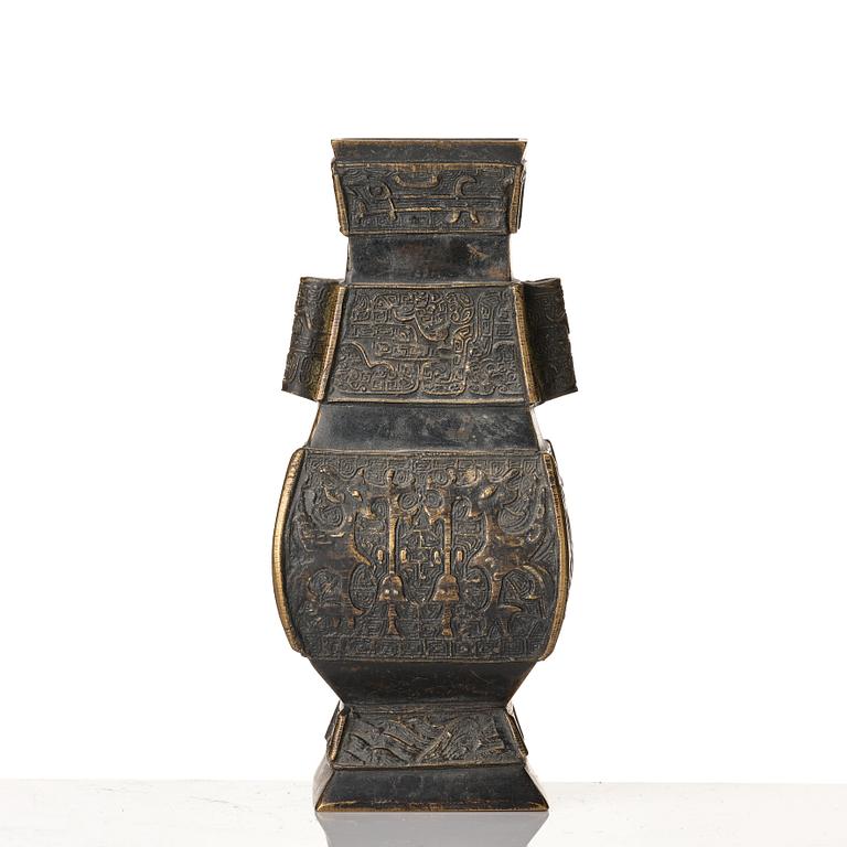 Two bronze vases, Qing dynasty, 18th /19th Century.