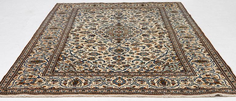 A Keshan carpet, c. 295 x 195 cm.