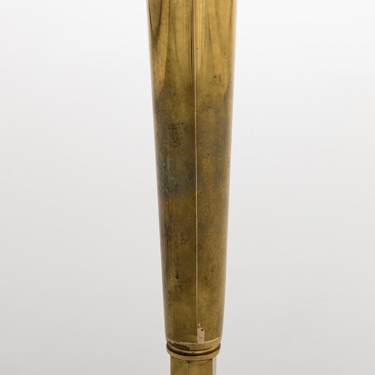 Paavo Tynell, A mid-20th century '5061' table lamp for Taito Finland.