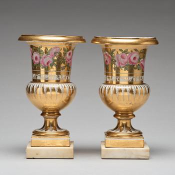 URNOR, ett par, porslin. Frankrike, 1800-tal.