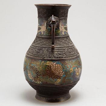 A Chinese cloisonne vase, early 20th century.