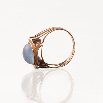 RING, 14K guld, månsten. Maija-Liisa Eskelinen, Helsingfors 1956. Vikt 2,8 g.