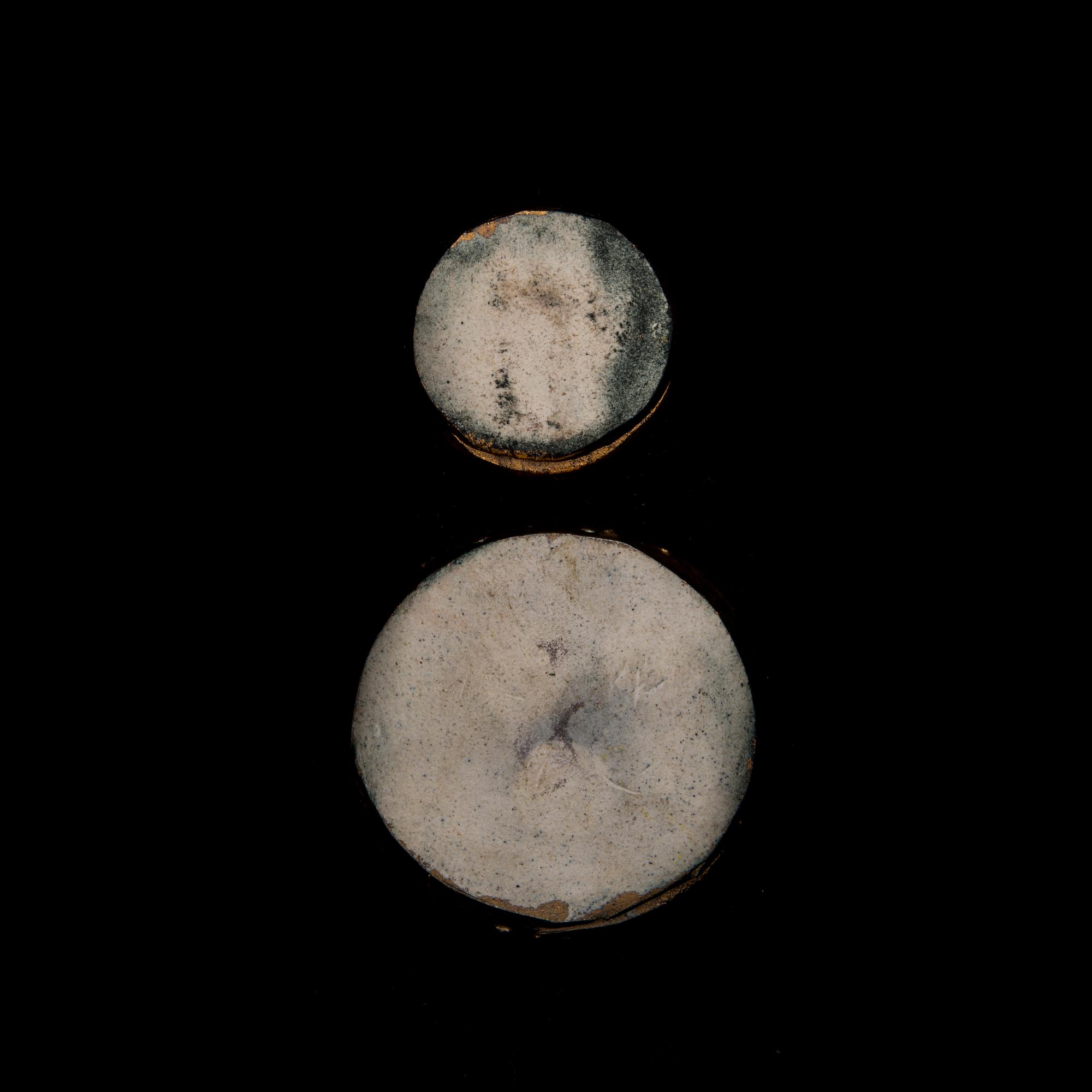 KLOCKOR, 2 st, porslin, Birger Kaipiainen, Arabia.