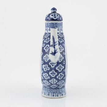 A blue and white tea pot, Qing dynasty, China, 19th century.