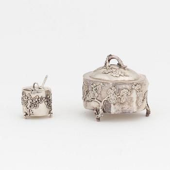 Ask med lock samt saltkar, silver, Kina, 1900-talets första hälft.