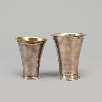 BÄGARE, 2 st små, en av Sven T. Röding, Växjö (v. 1736-1754) och en av Johannes Nordgren, Jönköping 1811.