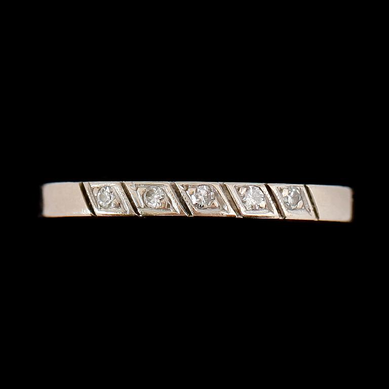 RINGAR, 2 st, 18 k vitguld samt 20 k guld,  med små briljanter. Vikt ca 6 gram.