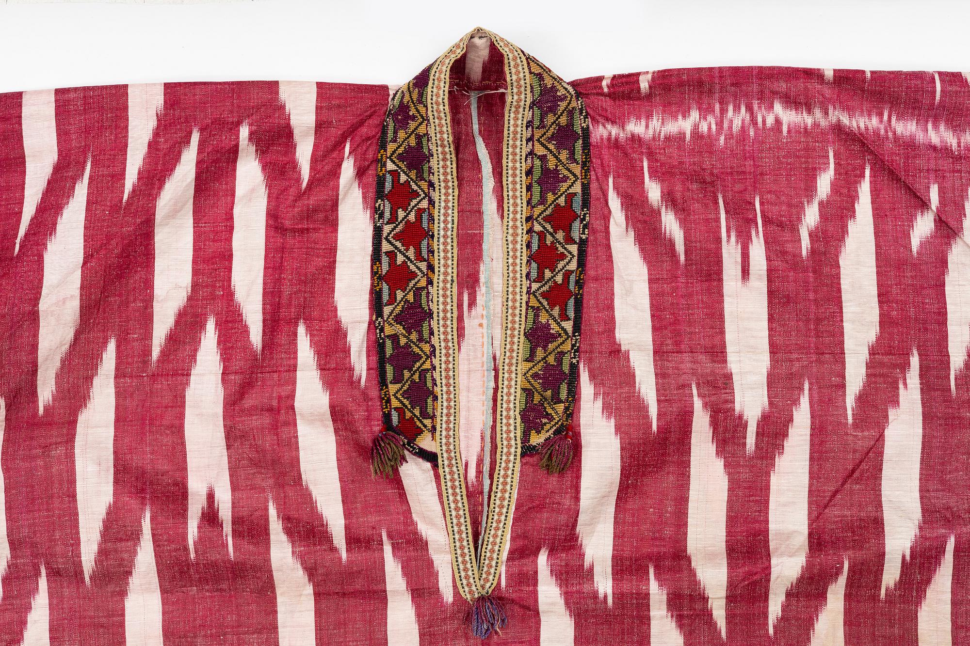 A silk and cotton Chapan, Ikat silk and cotton, Centralasien, 1880s.