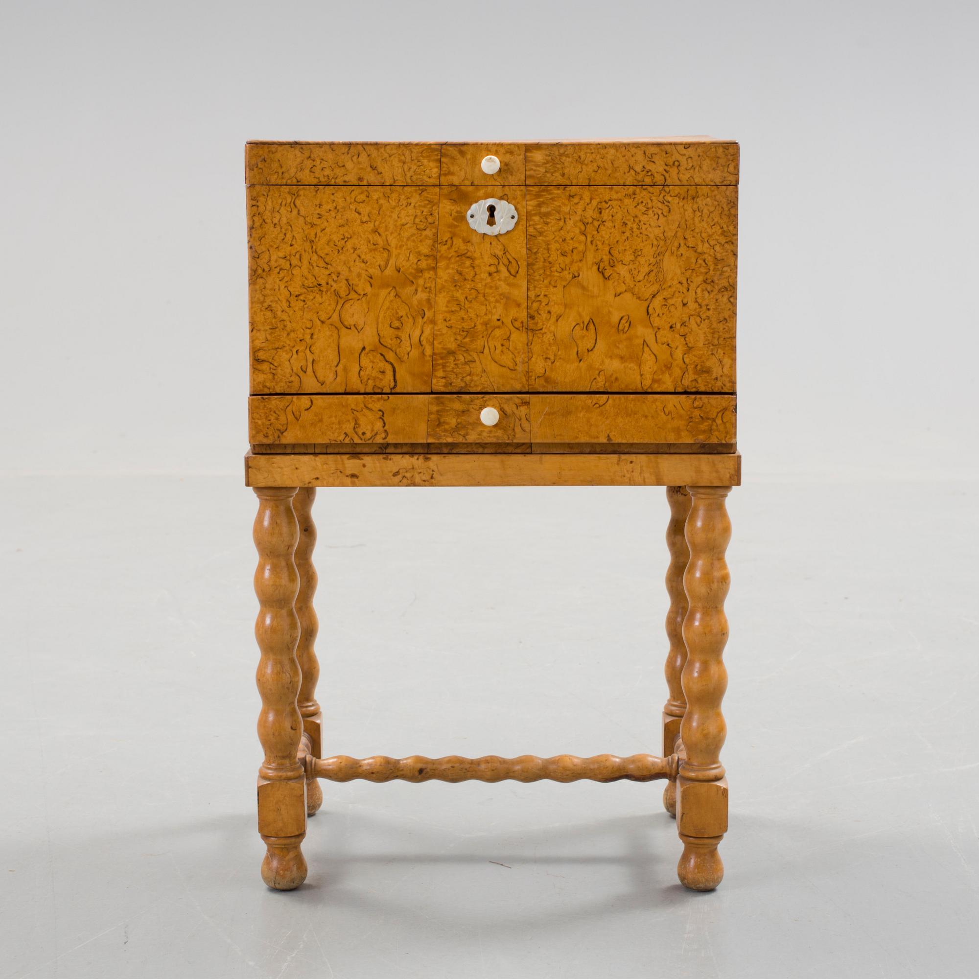 BESTICKSSCHATULL, masurbjörk, 1800-tal.