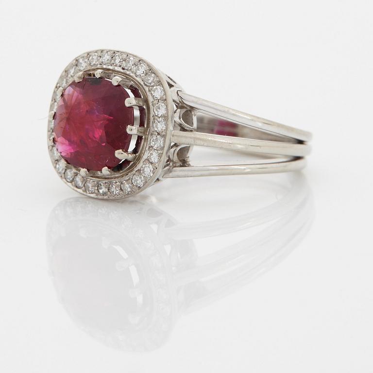 Ring 18K vitguld med en fasettslipad rubin ca 2.00 ct.