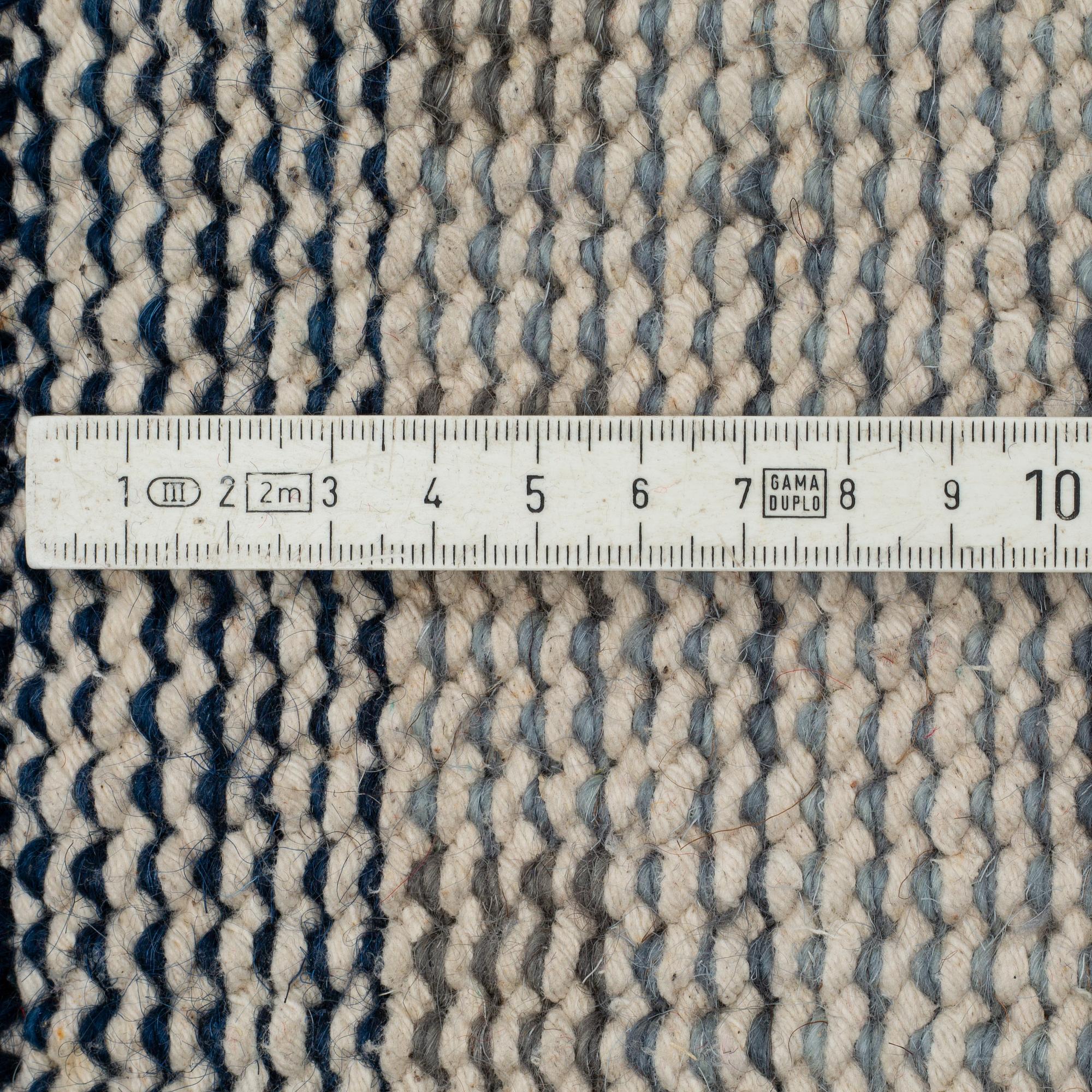 AN ORIENTAL CARPET, ca 360 x 263 cm.