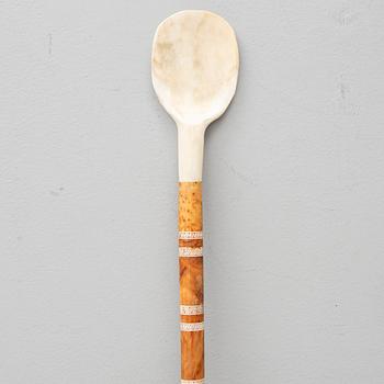 TYKO LAMPA, a Sami burr birch and reindeer horn ski stick, Vittangi, signed.