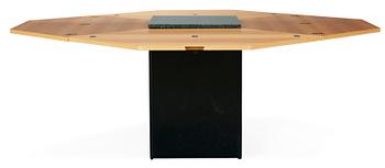 A Bob van den Berghe "Cirkante" table, Van den Berghe-Pauvers, Gent, Belgien 2000.