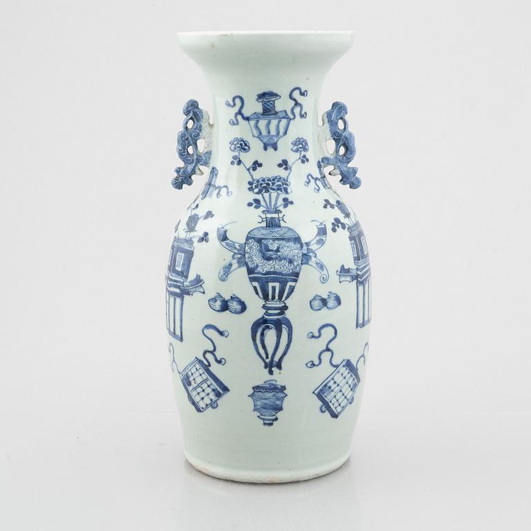 A porcelain vase, China, Qing dynasty, late 19th century.