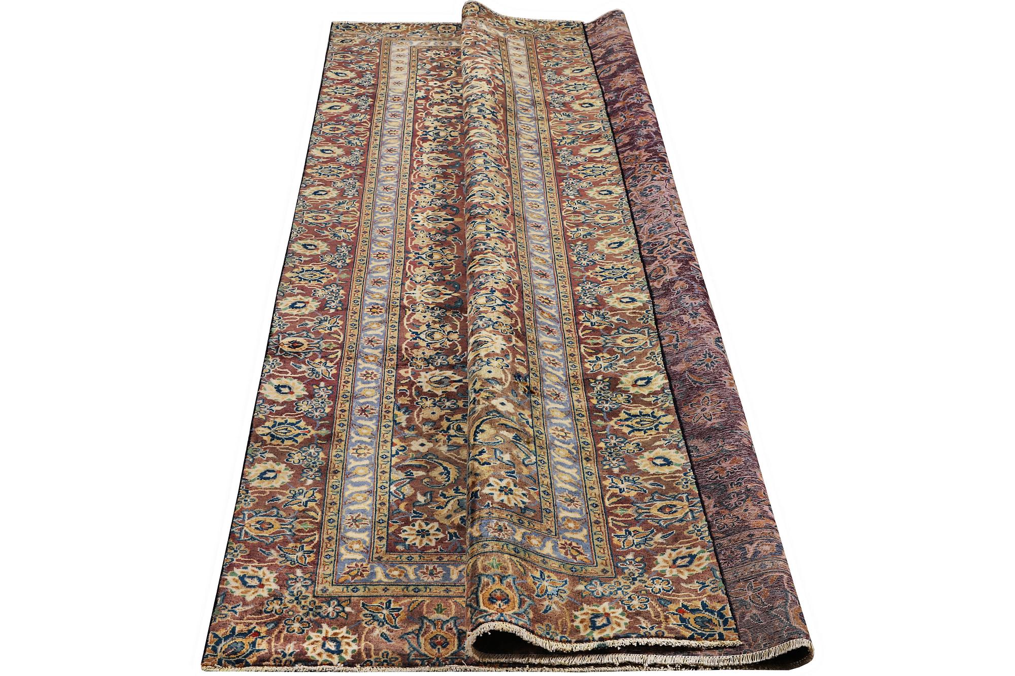 A carpet, Kashan, ca 325 x 209 cm.