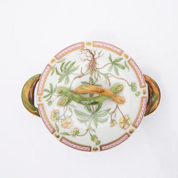 Royal Copenhagen, Sugar bowl with lid, porcelain. "Flora Danica", Royal Copenhagen, Denmark, 20th century.