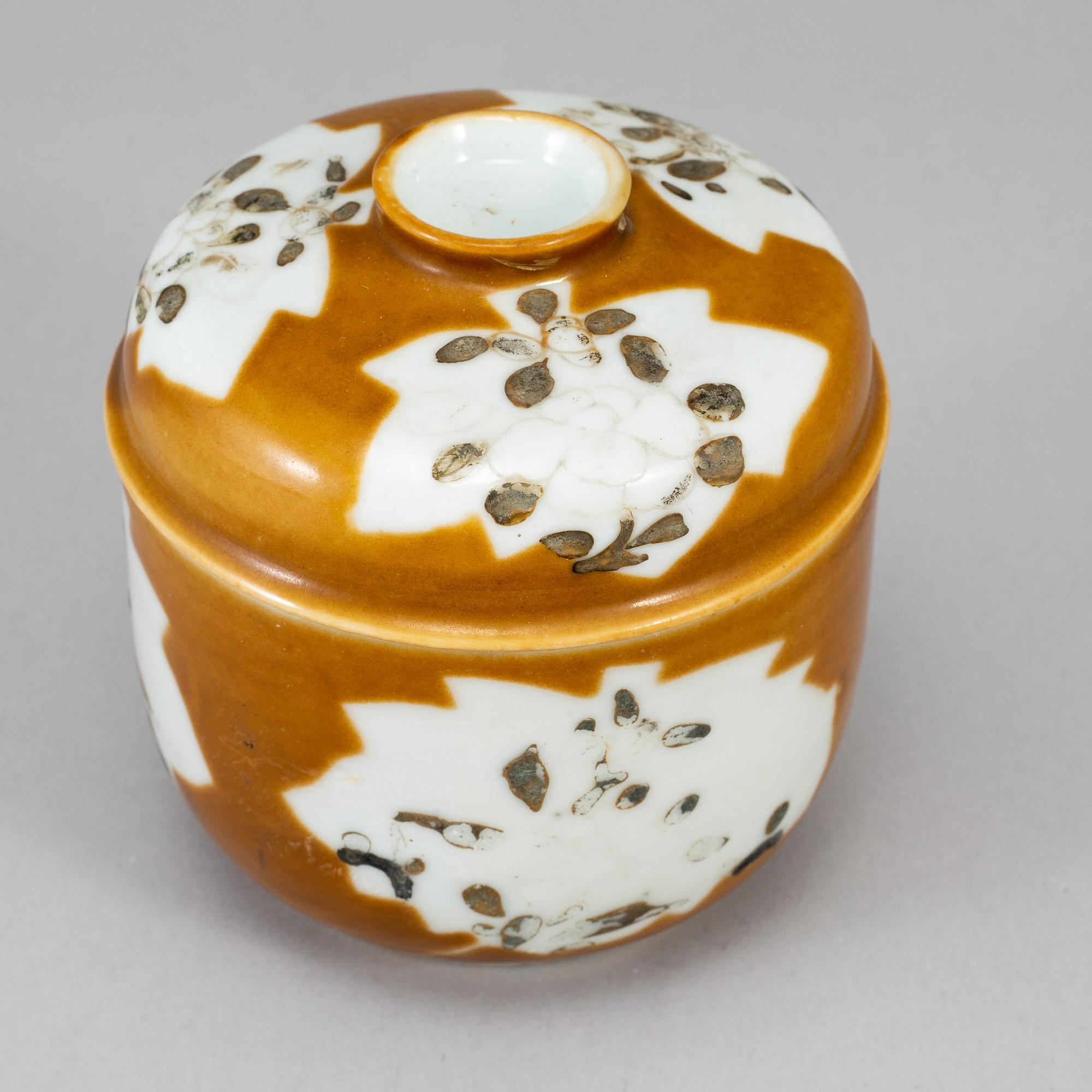 A capucinner glazed jar with cover, Qing dynasty, Qianlong (1736-95).