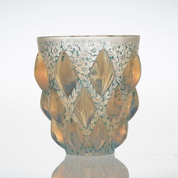 A René Lalique 'Rampillon' opalescent vase, France post 1928.