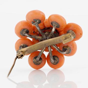Brooch with coral.