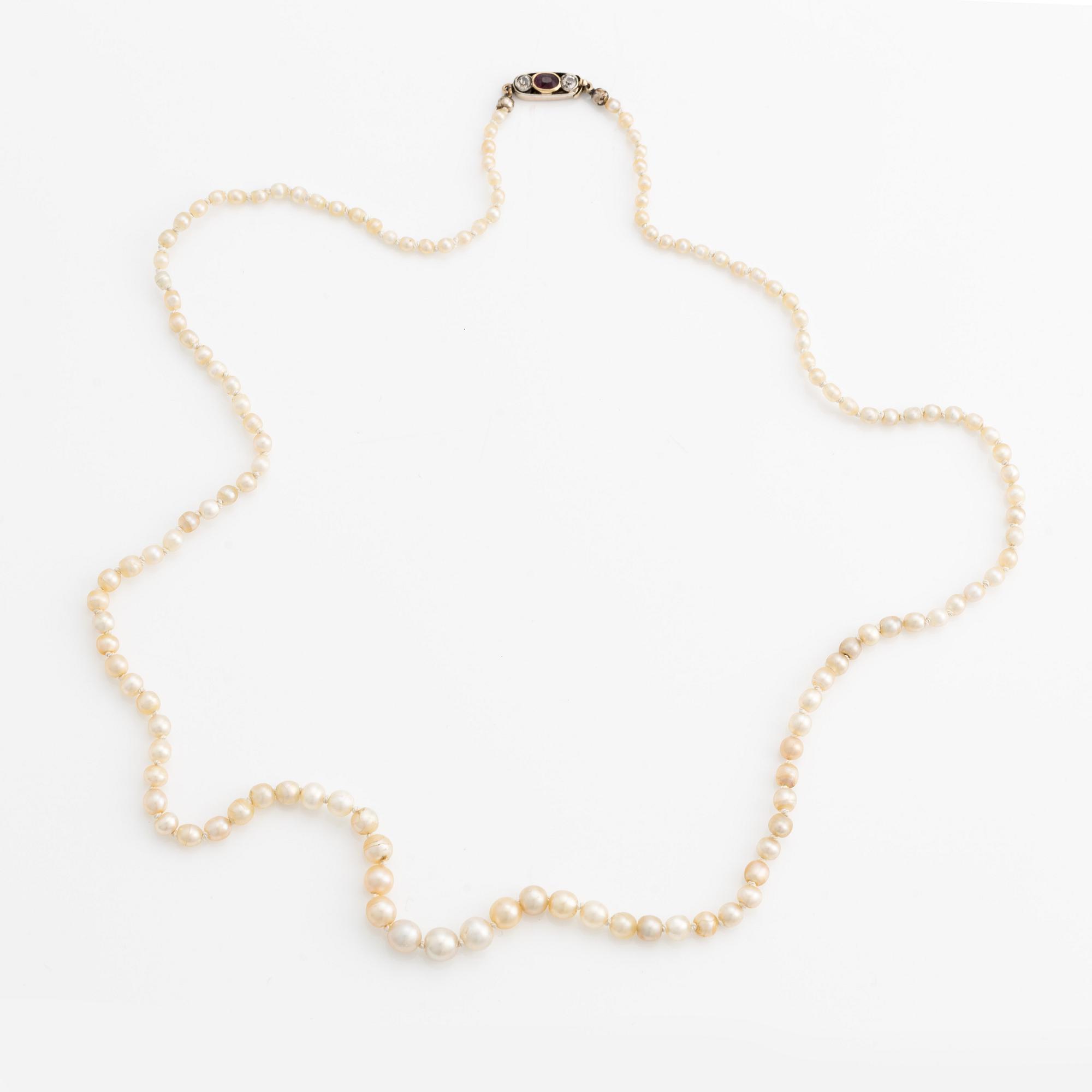 Pärlcollier, med doserade pärlor, lås guld med två gammalslipade diamanter och rubin.