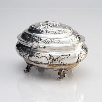 A Russian 18th century silver sugar-box, unknown makers mark FG, Moscow 1781.