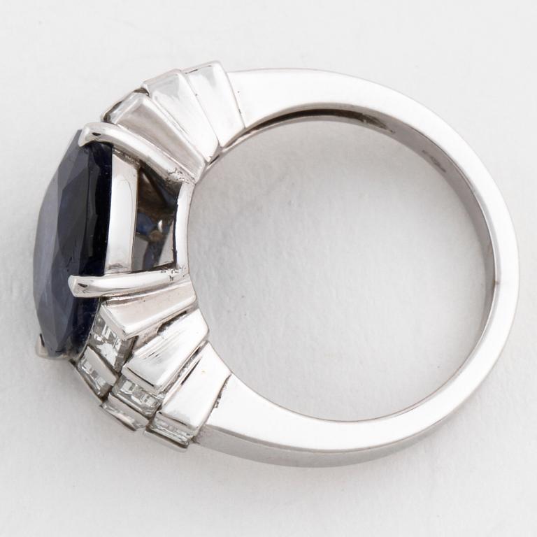 RING, med safir 7.49 ct och baguetteslipade diamanter.