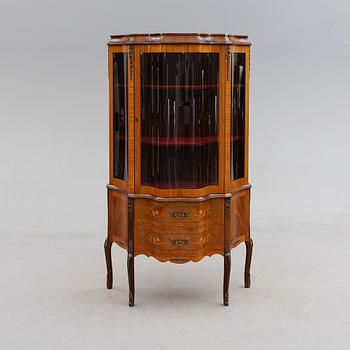 VITRINSKÅP, Louis XVI-stil, 1900-talets andra hälft.