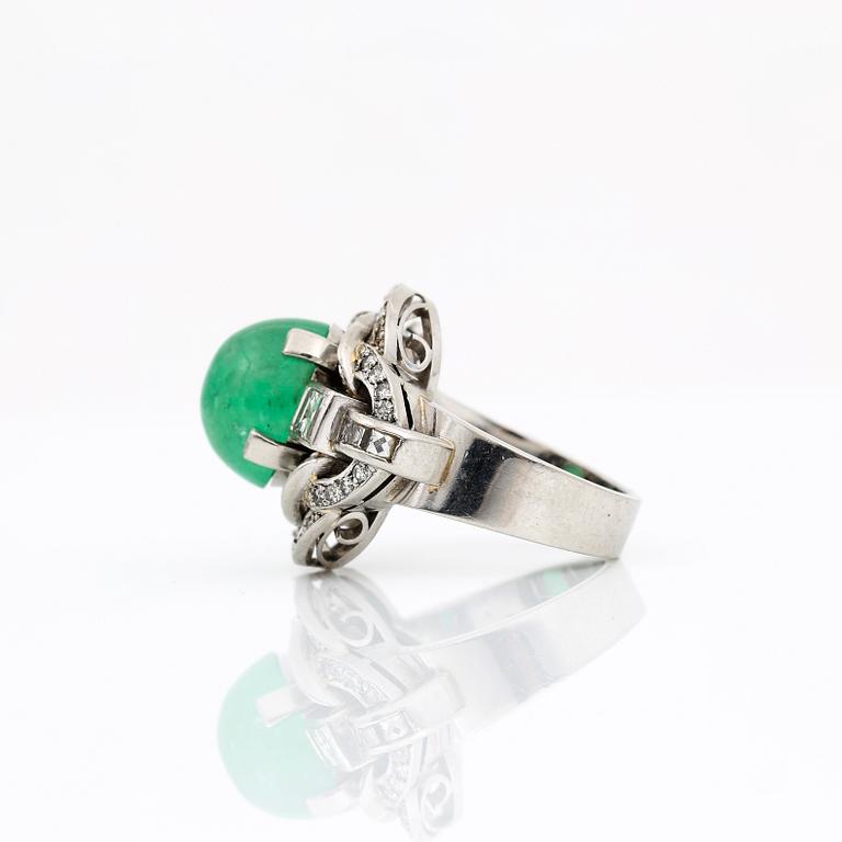 A cabochon-cut emerald and brilliant-cut diamonds.