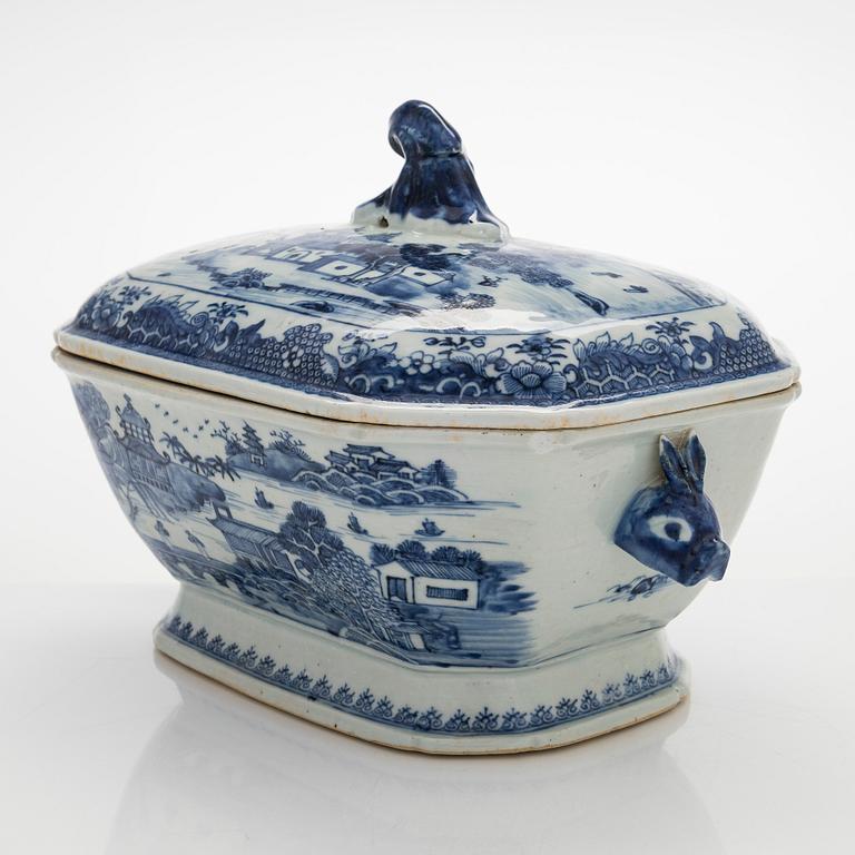 A blue and white tureen with cover and a dish, Qing dynasty, Qianlong (1736-95).