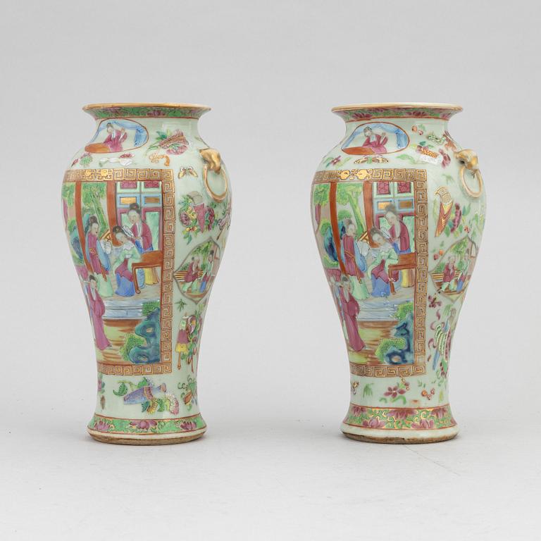 A pair of Chinese porcelain Canton vases, 19th century.