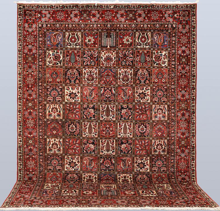 A carpet, Bakhtiari, approx. 308 x 210 cm.