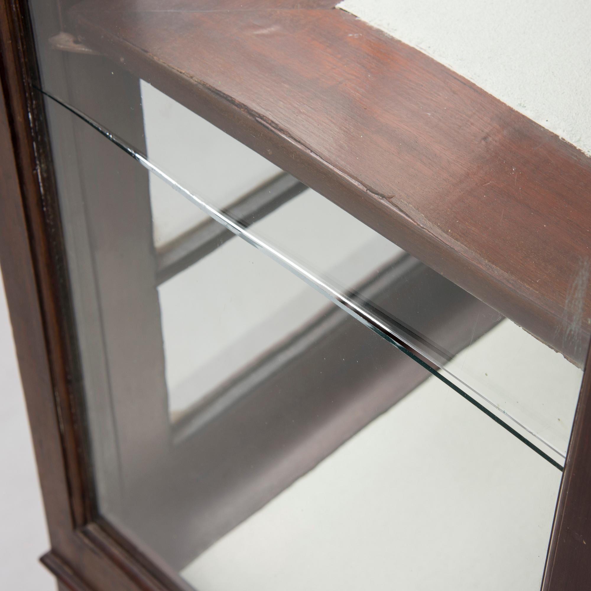 VITRINSKÅP, England, 1900-talets första hälft.