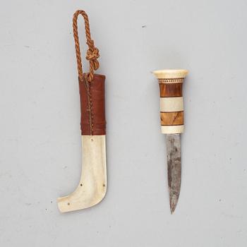Sune Enoksson, a rendeer horn Sami knife, signed.