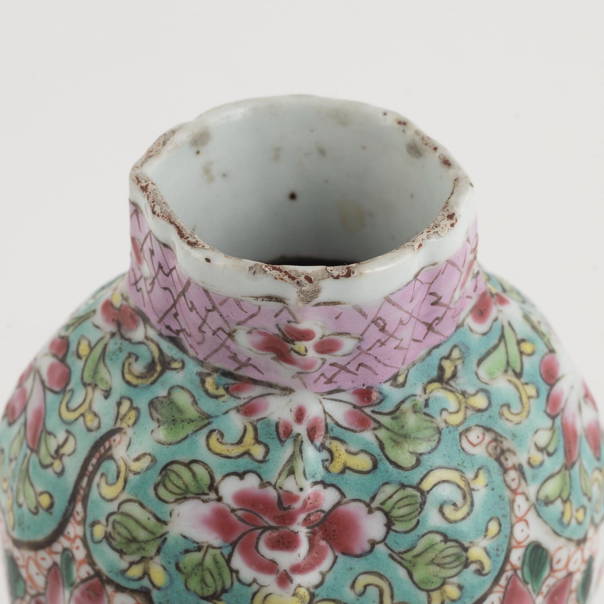 A pair of Chinese famille rose porcelain plates and a vase, Qing dynasty, 18th century.