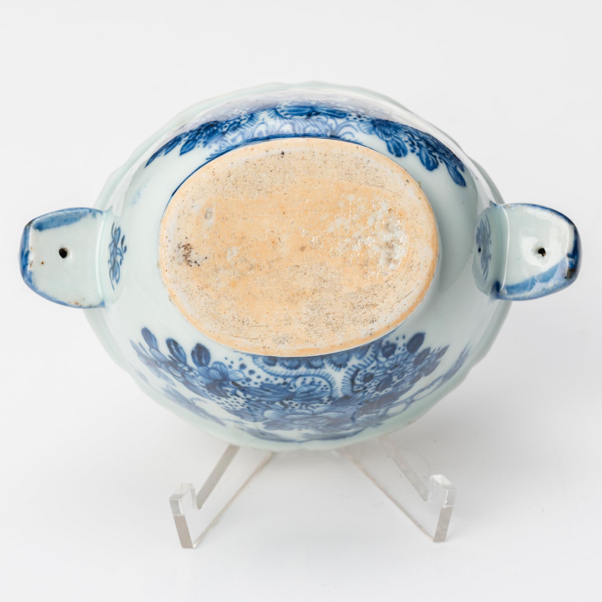 A blue and white tureen with cover, Qing dynasty, Qianlong (1736-95).