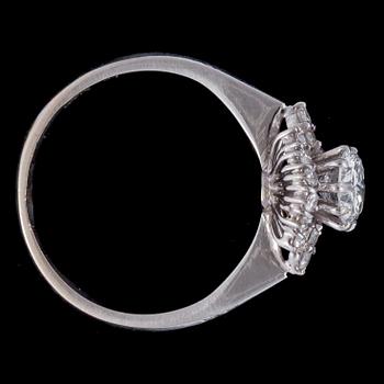 RING, briljantslipad diamant, ca 0.60 ct samt mindre åttkantslipade diamanter, tot. ca 0.16 ct.