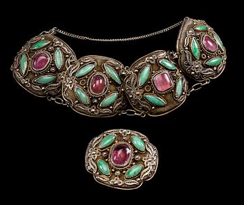 ARMRING SAMT BROSCH, silver med turmaliner samt jade. Vikt ca 59 g.