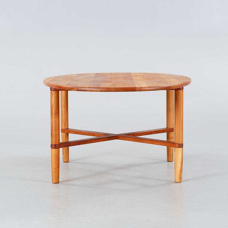 A coffee table named "Opus 9", designed Søren Nissen och Ebbe Gehl and made in the 21th century.