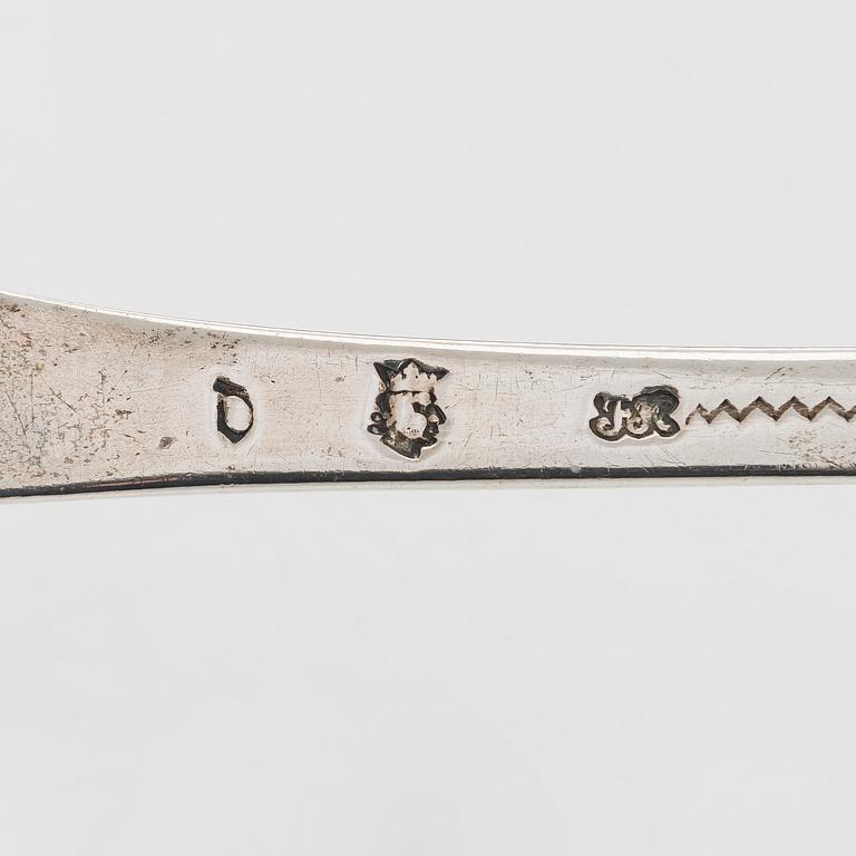 Friedrich Heinrich Klinck, tarjoilulusikka, hopea, Tukholma 1740.