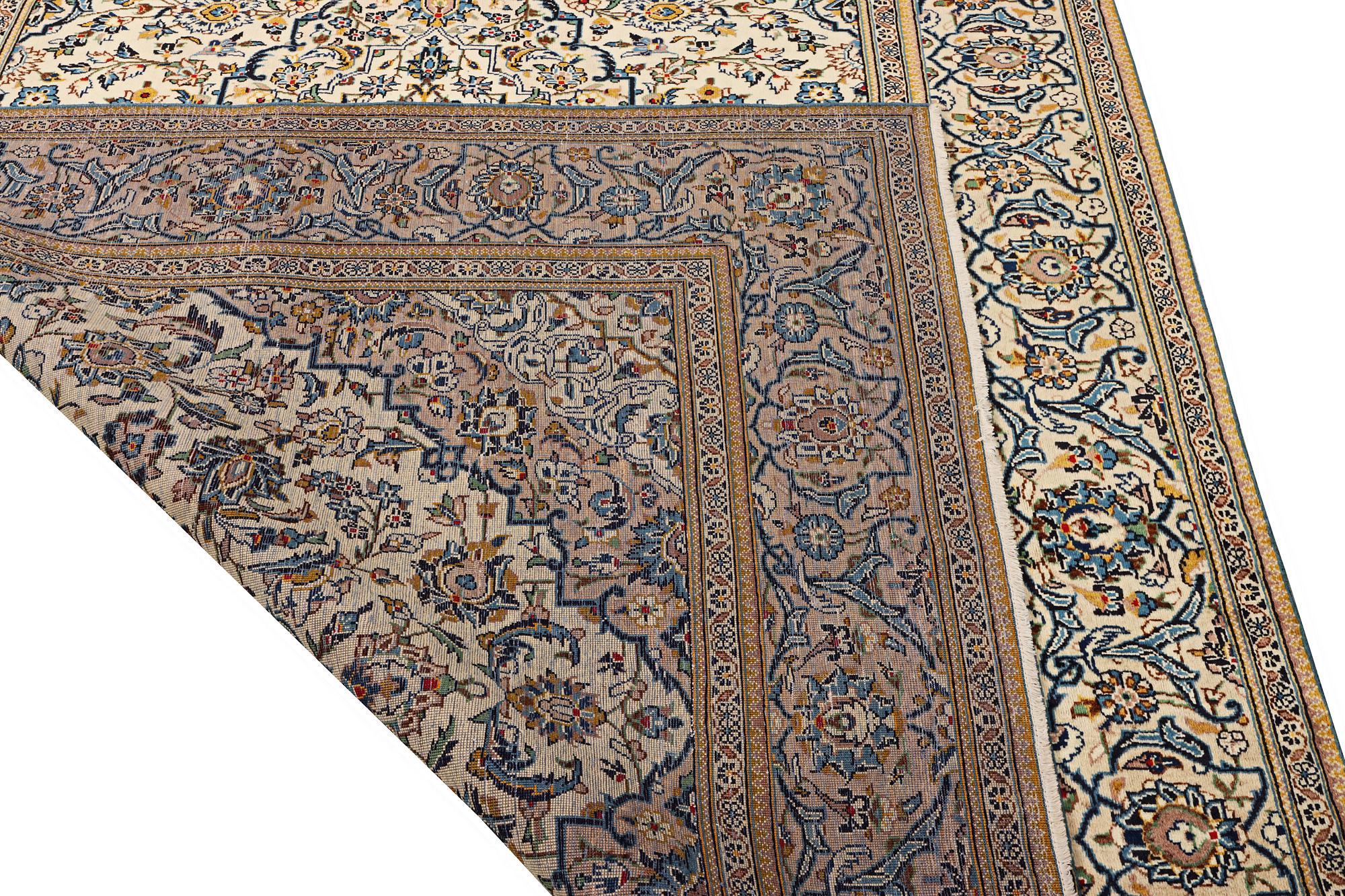 A Kashan carpet, a. 316 x 196 cm.