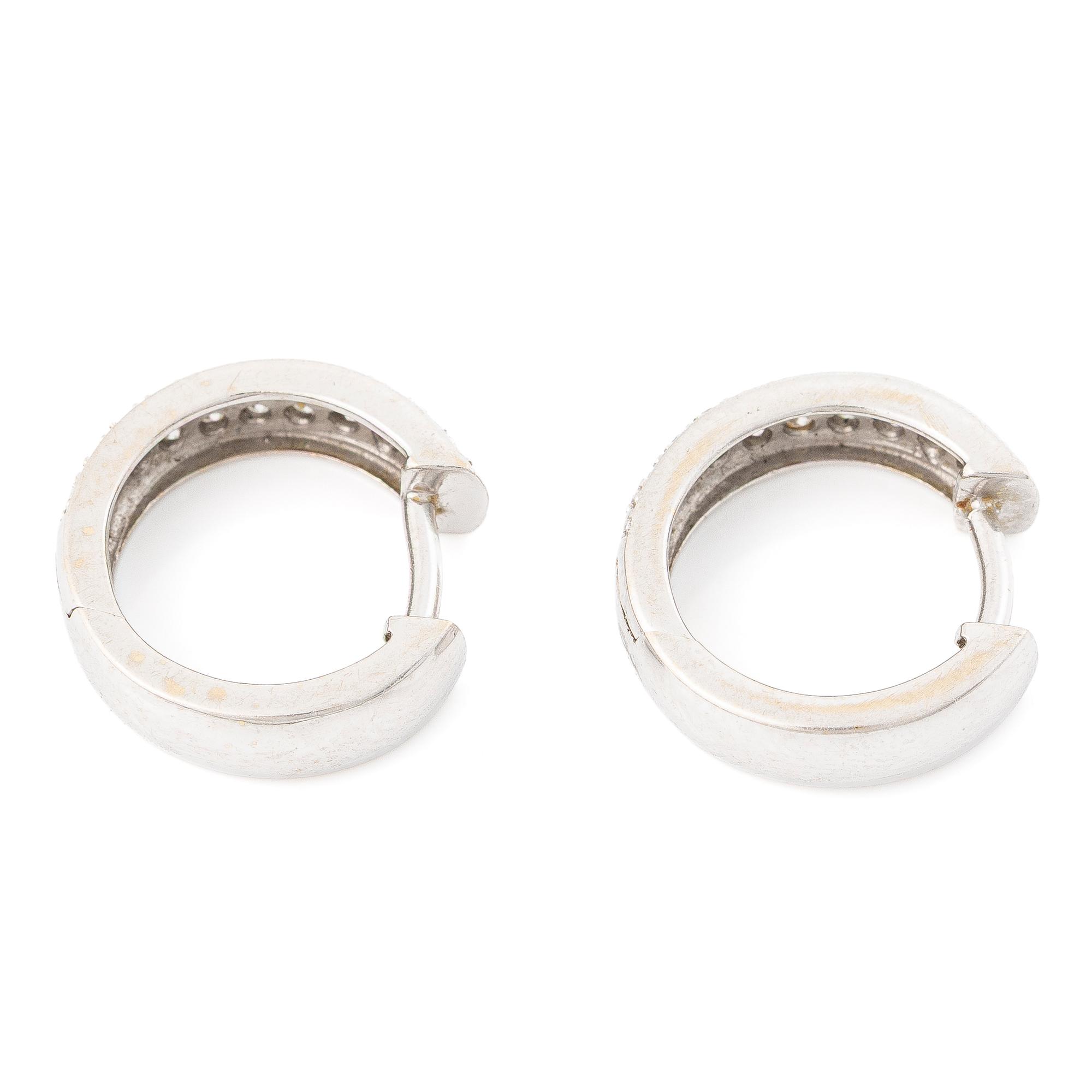 Ett par örhängen 18K vitguld med runda briljantslipade diamanter.