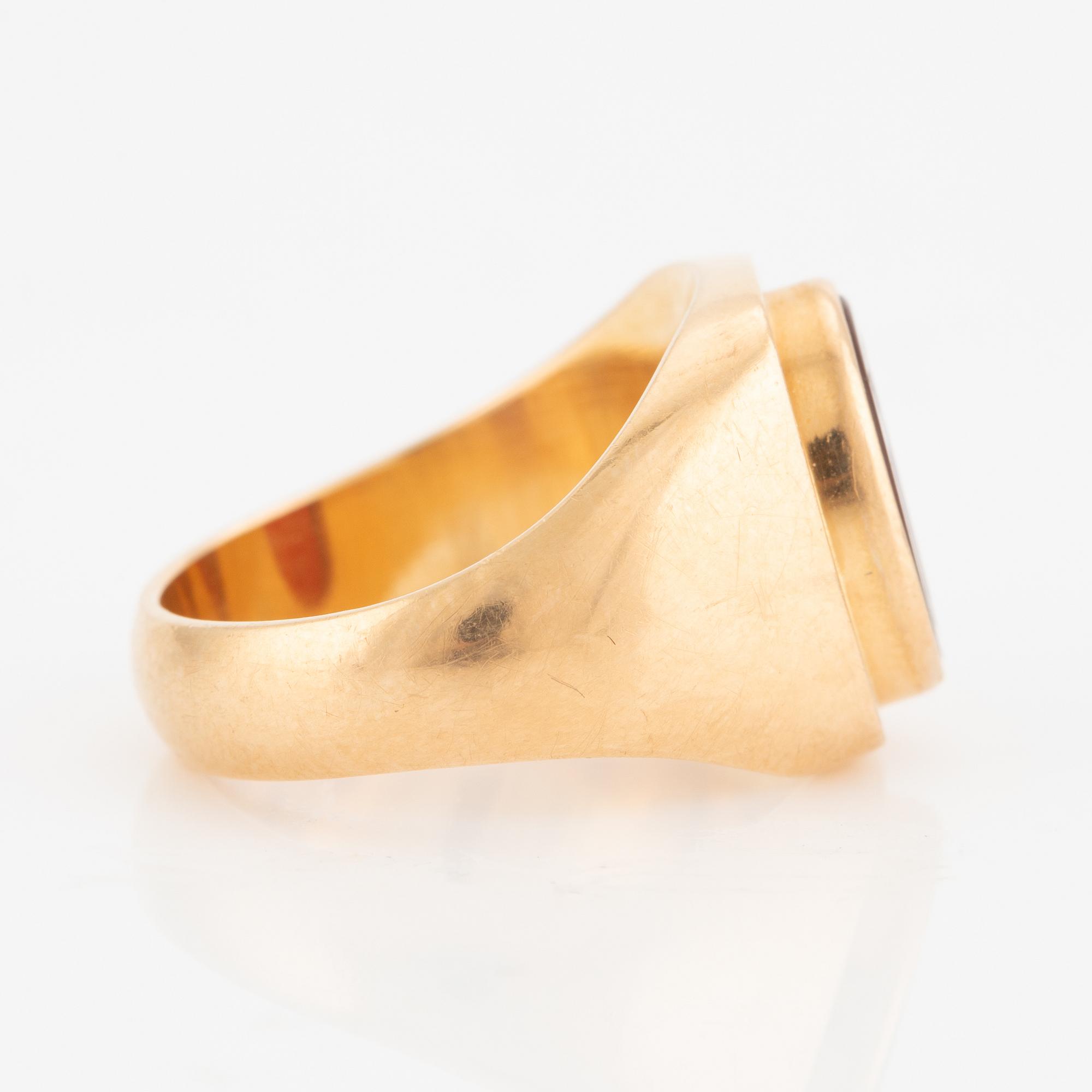 Vapenring, 18k guld och skuren karneol, för grevliga ätten von Rosen (nr. 85).