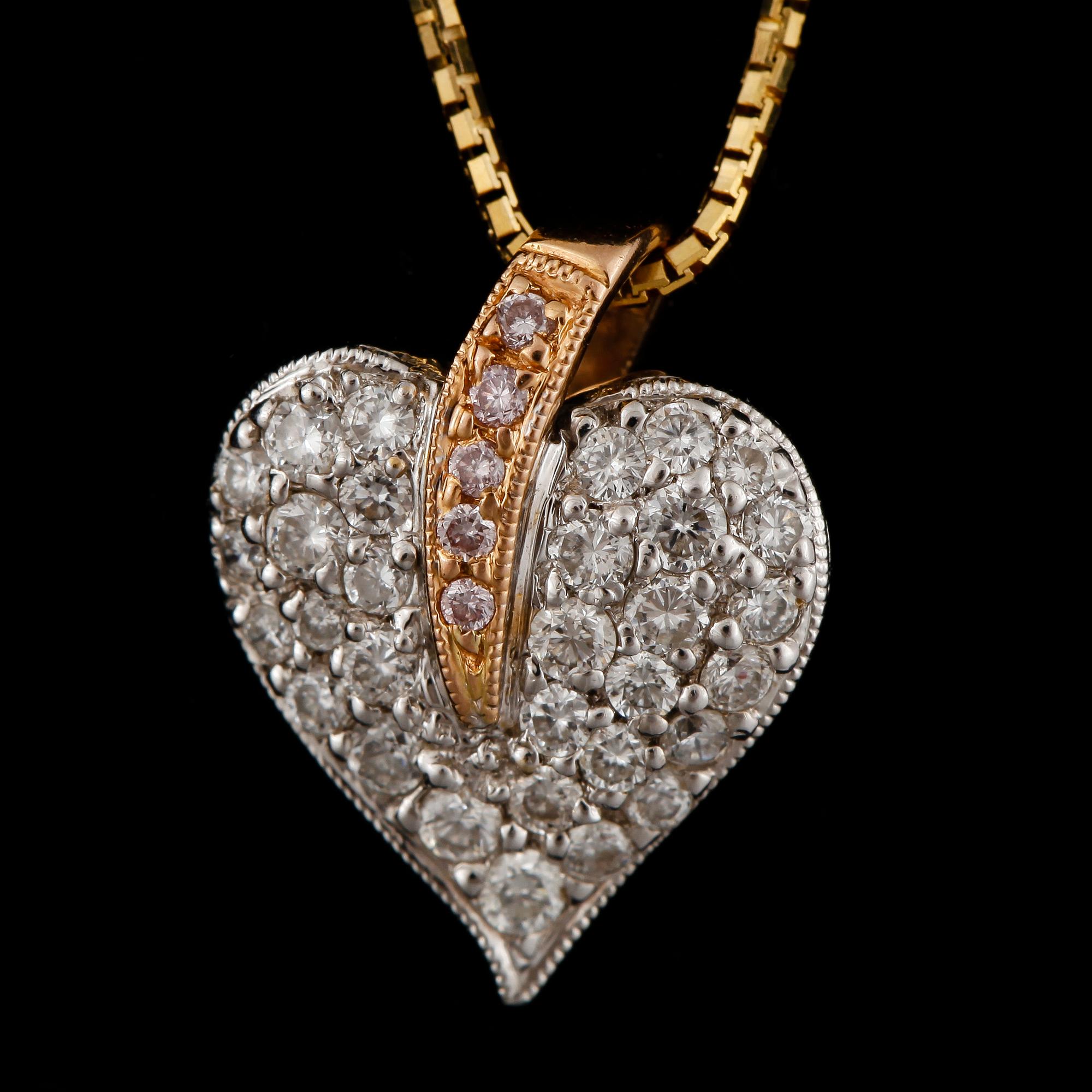 HALSSMYCKE, hänge 18k guld samt vitguld med mindre briljantslipade diamanter tot ca 0,5ct. Tot vikt ca 3 gram.
