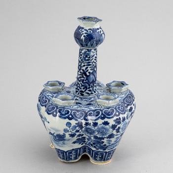 A blue and white tulip vase, Qing dynasty, 19th Century.