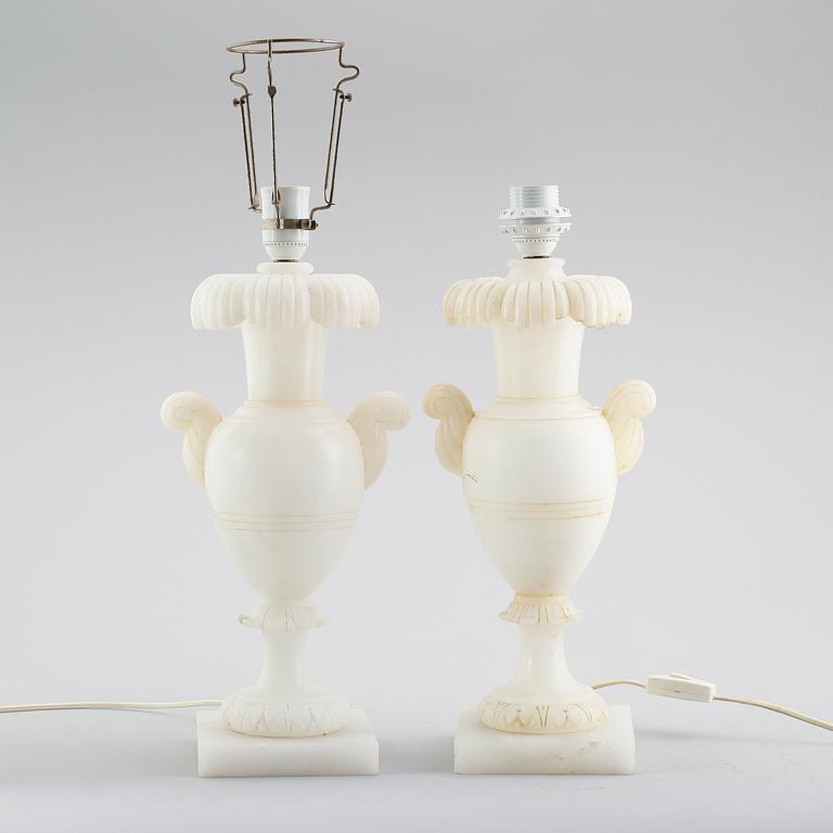 BORDSLAMPOR, 2 st snarlika, alabaster, 1900-talets första hälft.